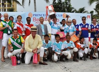 Players from all four teams pose for a group photo at the conclusion of the event. (Photo/www.florsilvestrini.com)